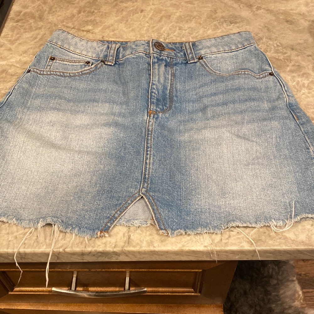 Love the split hem, true to size. A mini with a twist!